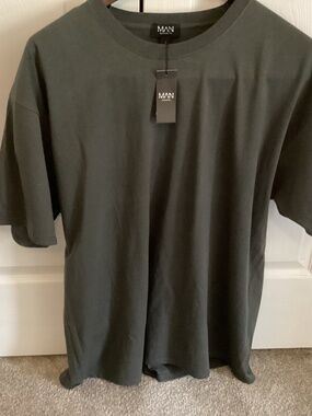 NWT Men’s Boohoo Gray Tee “To love and be loved…” SS, Size L NEW